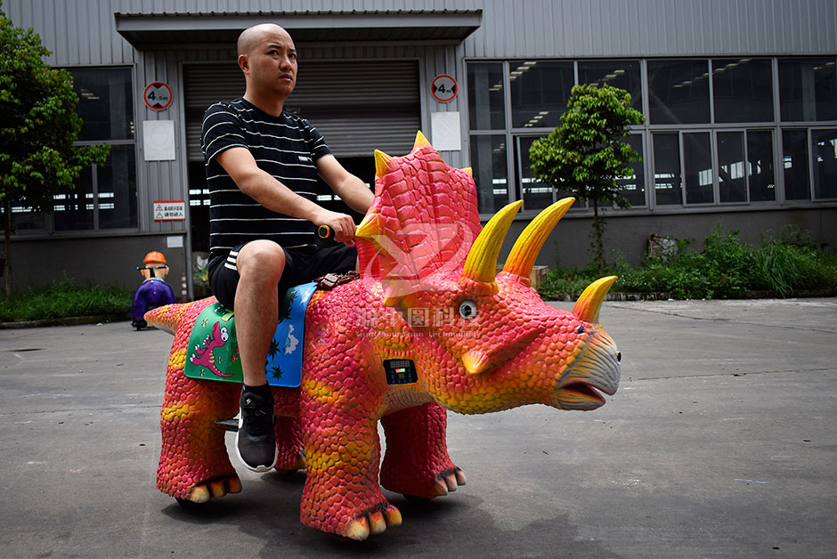 三角恐龍恐龍車，商場(chǎng)騎的三角龍，三角龍童車